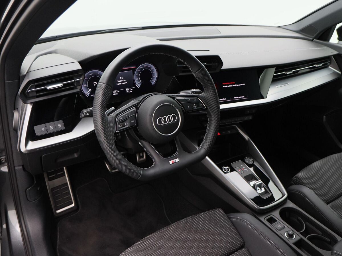Audi A3 Sportback 45 TFSi e 245 Pk S-Line Competition | Full LED | 18 Inch | Zwart Optiek | Trekhaak | Adaptive Cruise | Stoelverwarming | Privacy Glass | Carplay | 9.054 Km!!