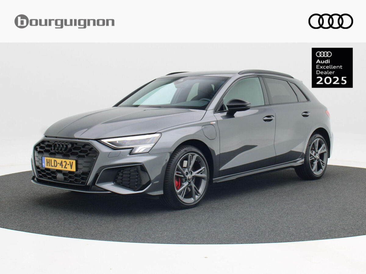 Audi A3 Sportback 45 TFSi e 245 Pk S-Line Competition | Full LED | 18 Inch | Zwart Optiek | Trekhaak | Adaptive Cruise | Stoelverwarming | Privacy Glass | Carplay | 9.054 Km!!