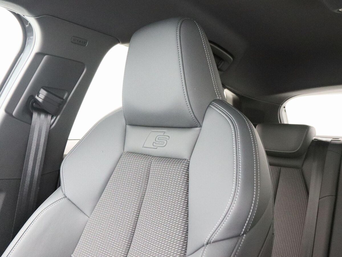Audi A3 Sportback 45 TFSi e 245 Pk S-Line Competition | Full LED | 18 Inch | Zwart Optiek | Trekhaak | Adaptive Cruise | Stoelverwarming | Privacy Glass | Carplay | 9.054 Km!!