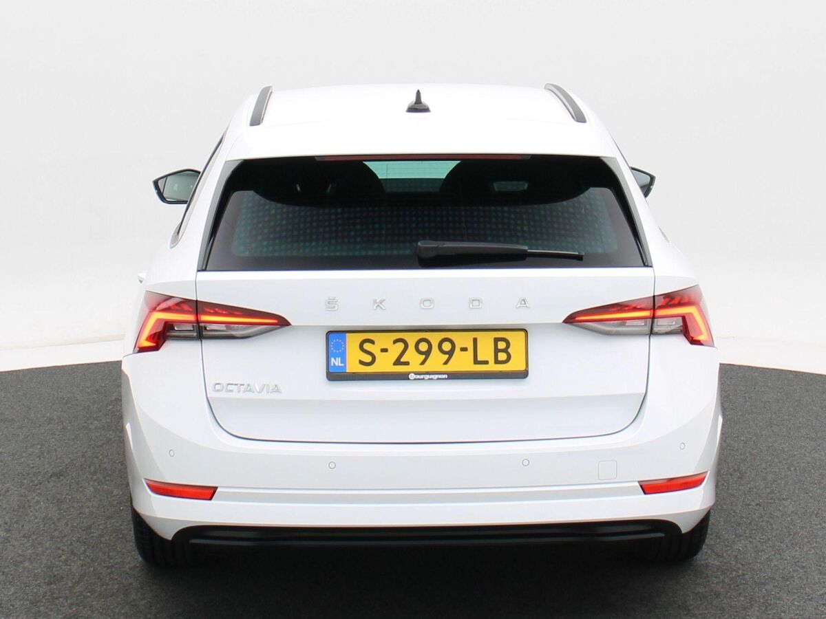 Škoda Octavia Combi 1.0 TSi 110 Pk Sport Business | Adaptive Cruise | Climate Control | Stoelverwarming | Parkeersensoren | Bluetooth | Navigatie | 60.816 Km!!