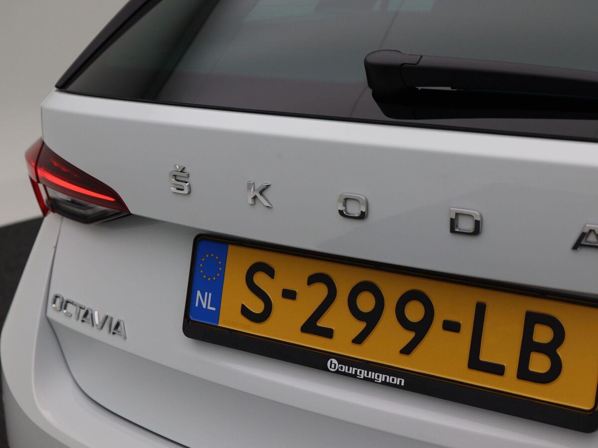 Škoda Octavia Combi 1.0 TSi 110 Pk Sport Business | Adaptive Cruise | Climate Control | Stoelverwarming | Parkeersensoren | Bluetooth | Navigatie | 60.816 Km!!