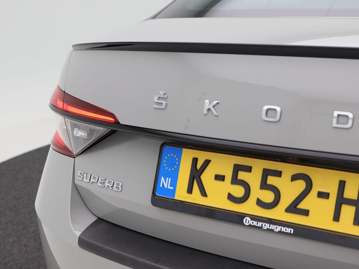 Škoda Superb 1.5 TSi 150 Pk Automaat Sportline Business | Full LED | Navigatie | Trekhaak | Canton Audio | 19 Inch | Steel Grey | Privacy Glass | 59.445 Km!!