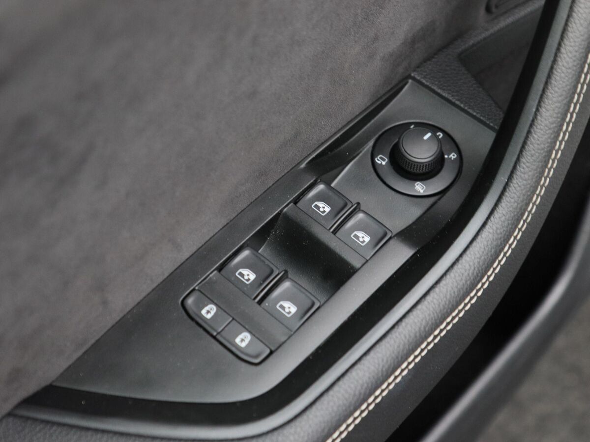Škoda Superb 1.5 TSi 150 Pk Automaat Sportline Business | Full LED | Navigatie | Trekhaak | Canton Audio | 19 Inch | Steel Grey | Privacy Glass | 59.445 Km!!