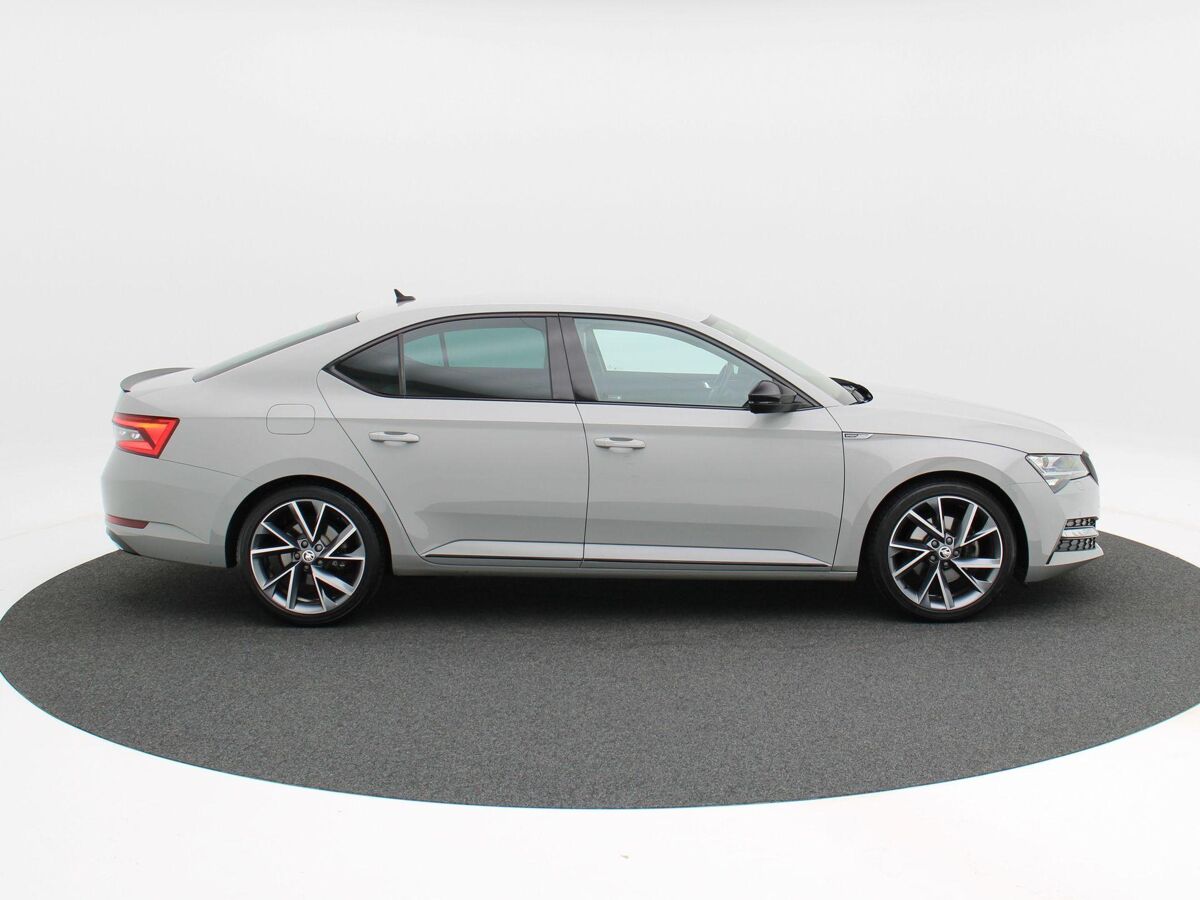 Škoda Superb 1.5 TSi 150 Pk Automaat Sportline Business | Full LED | Navigatie | Trekhaak | Canton Audio | 19 Inch | Steel Grey | Privacy Glass | 59.445 Km!!