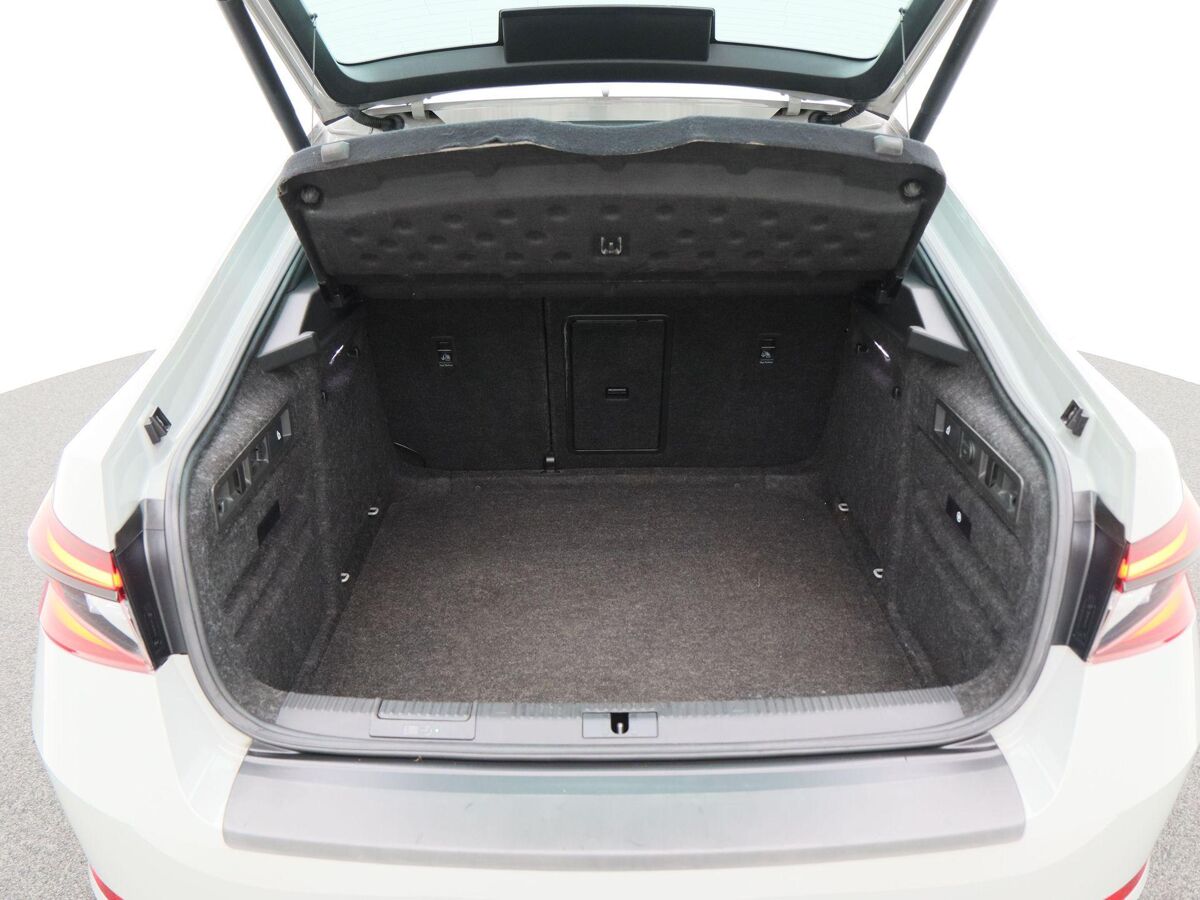 Škoda Superb 1.5 TSi 150 Pk Automaat Sportline Business | Full LED | Navigatie | Trekhaak | Canton Audio | 19 Inch | Steel Grey | Privacy Glass | 59.445 Km!!