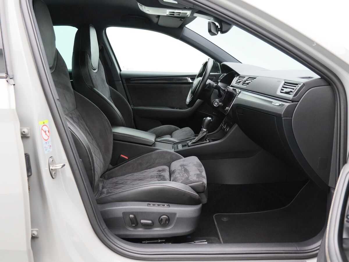 Škoda Superb 1.5 TSi 150 Pk Automaat Sportline Business | Full LED | Navigatie | Trekhaak | Canton Audio | 19 Inch | Steel Grey | Privacy Glass | 59.445 Km!!