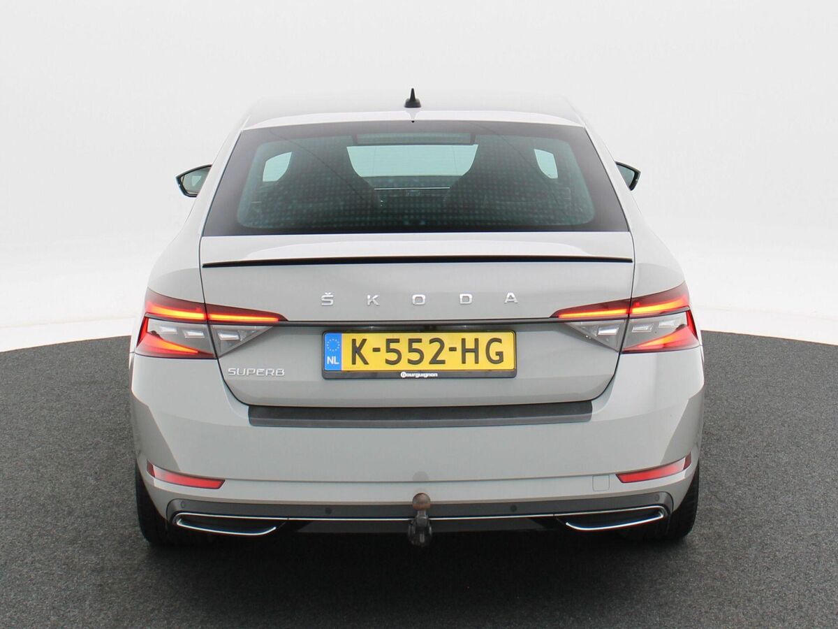 Škoda Superb 1.5 TSi 150 Pk Automaat Sportline Business | Full LED | Navigatie | Trekhaak | Canton Audio | 19 Inch | Steel Grey | Privacy Glass | 59.445 Km!!