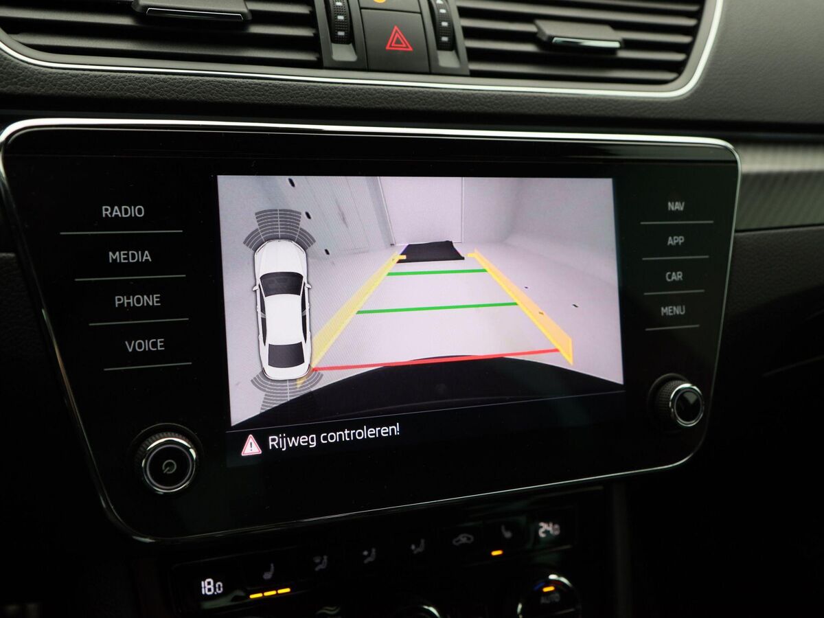 Škoda Superb 1.5 TSi 150 Pk Automaat Sportline Business | Full LED | Navigatie | Trekhaak | Canton Audio | 19 Inch | Steel Grey | Privacy Glass | 59.445 Km!!