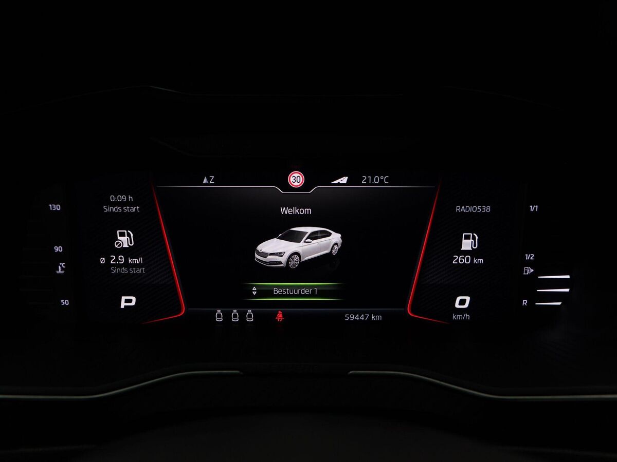 Škoda Superb 1.5 TSi 150 Pk Automaat Sportline Business | Full LED | Navigatie | Trekhaak | Canton Audio | 19 Inch | Steel Grey | Privacy Glass | 59.445 Km!!