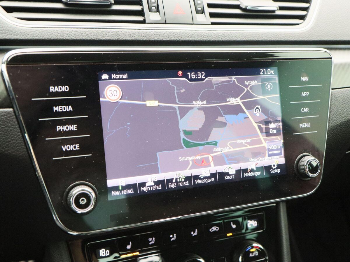 Škoda Superb 1.5 TSi 150 Pk Automaat Sportline Business | Full LED | Navigatie | Trekhaak | Canton Audio | 19 Inch | Steel Grey | Privacy Glass | 59.445 Km!!