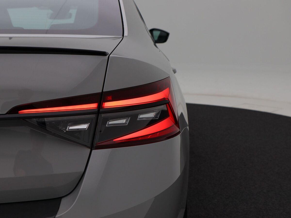 Škoda Superb 1.5 TSi 150 Pk Automaat Sportline Business | Full LED | Navigatie | Trekhaak | Canton Audio | 19 Inch | Steel Grey | Privacy Glass | 59.445 Km!!