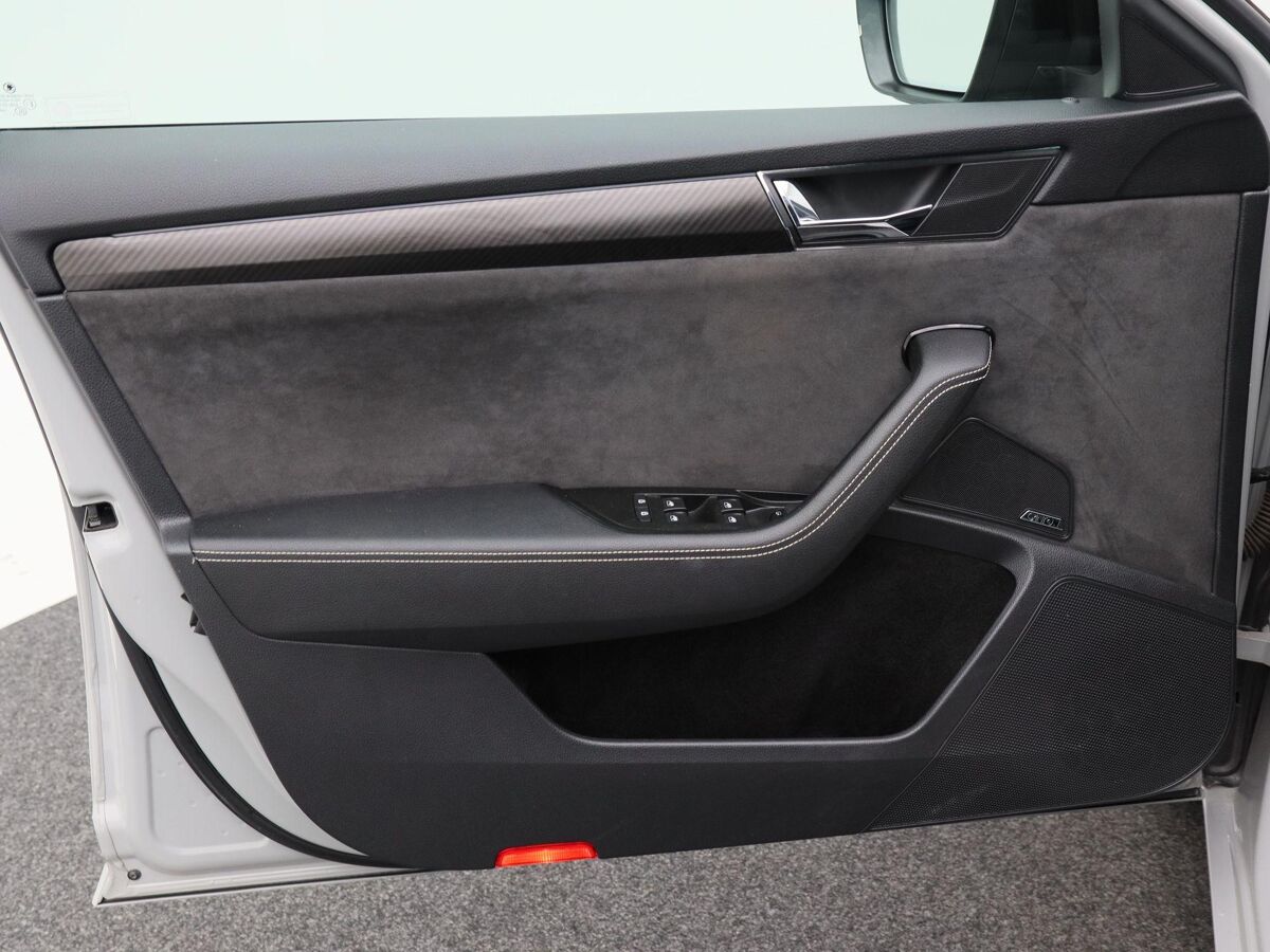 Škoda Superb 1.5 TSi 150 Pk Automaat Sportline Business | Full LED | Navigatie | Trekhaak | Canton Audio | 19 Inch | Steel Grey | Privacy Glass | 59.445 Km!!