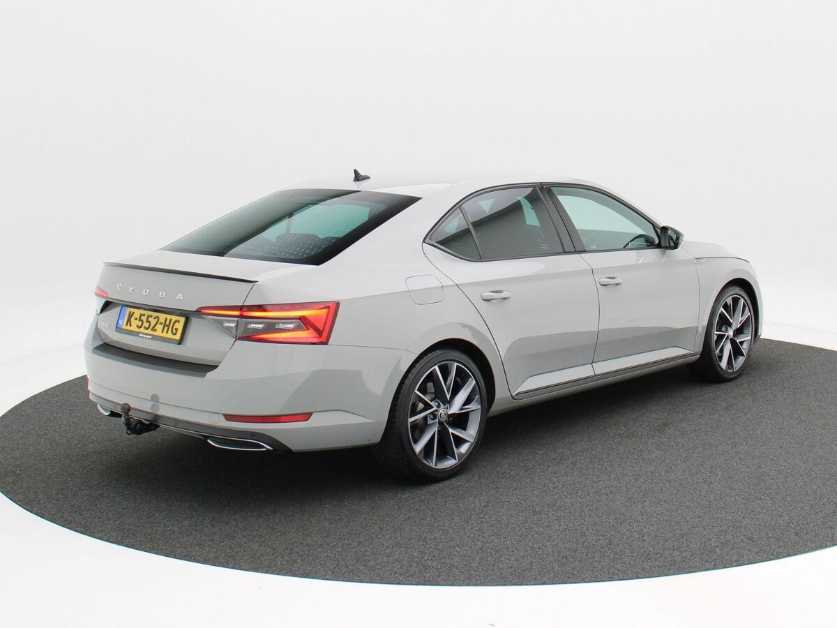 Škoda Superb 1.5 TSi 150 Pk Automaat Sportline Business | Full LED | Navigatie | Trekhaak | Canton Audio | 19 Inch | Steel Grey | Privacy Glass | 59.445 Km!!