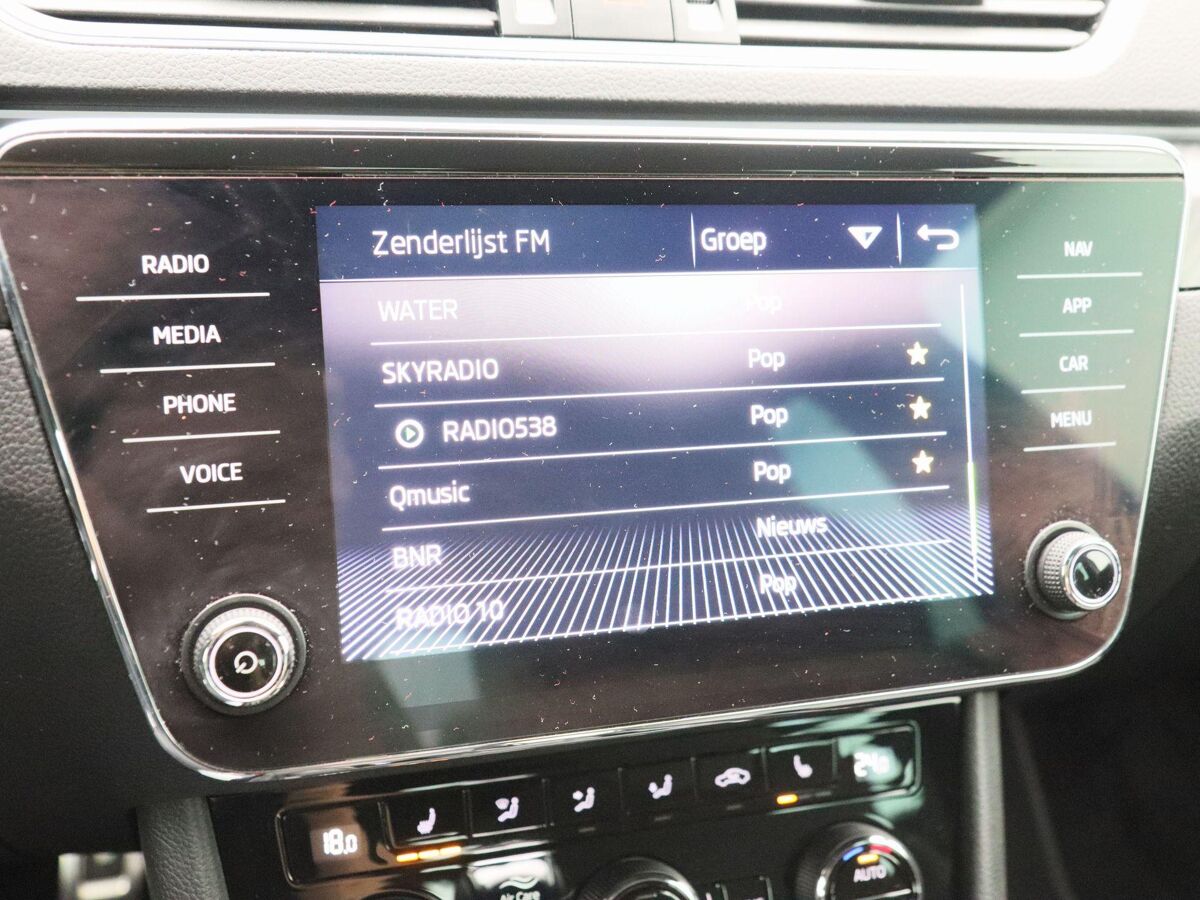 Škoda Superb 1.5 TSi 150 Pk Automaat Sportline Business | Full LED | Navigatie | Trekhaak | Canton Audio | 19 Inch | Steel Grey | Privacy Glass | 59.445 Km!!