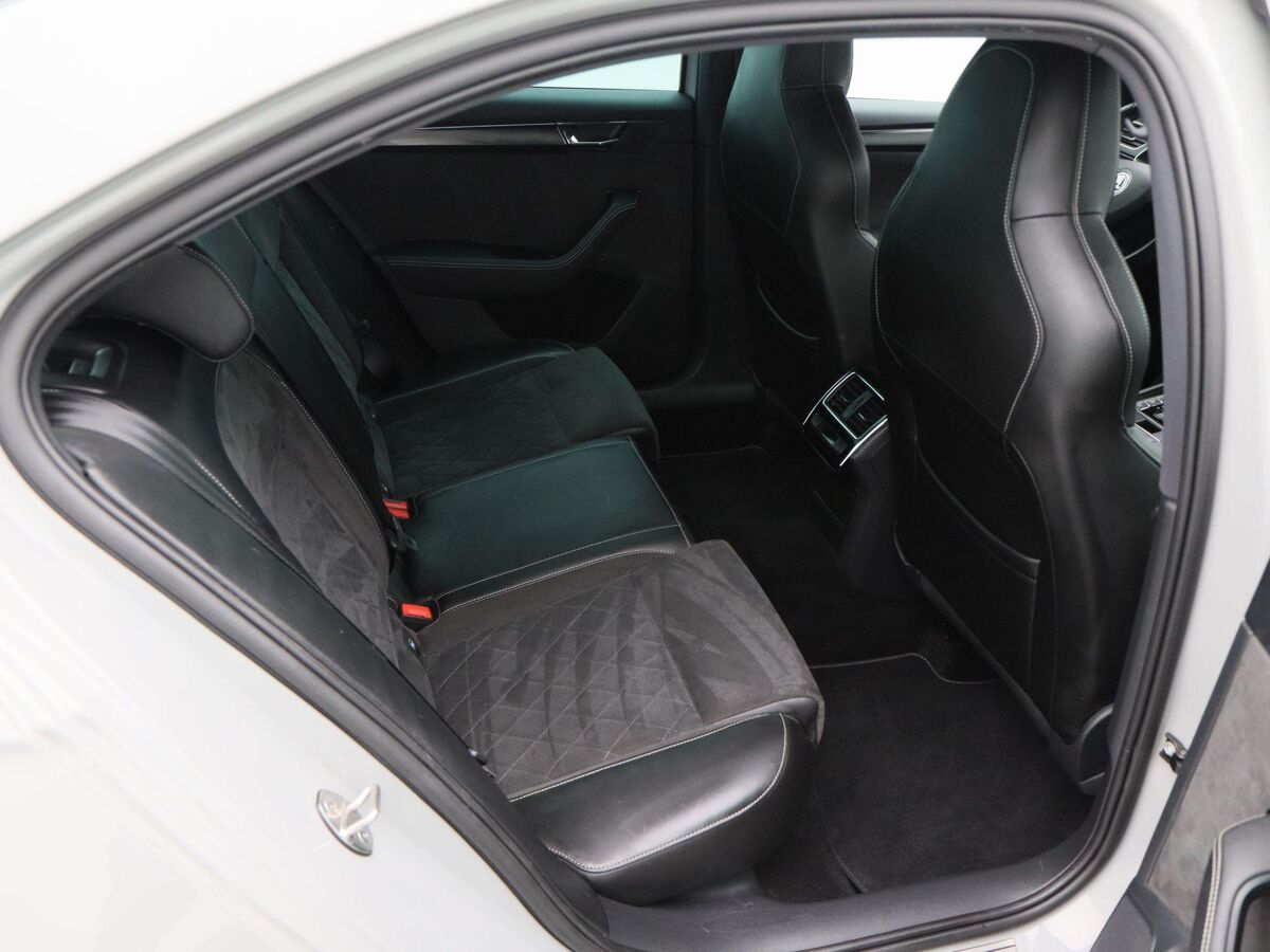 Škoda Superb 1.5 TSi 150 Pk Automaat Sportline Business | Full LED | Navigatie | Trekhaak | Canton Audio | 19 Inch | Steel Grey | Privacy Glass | 59.445 Km!!