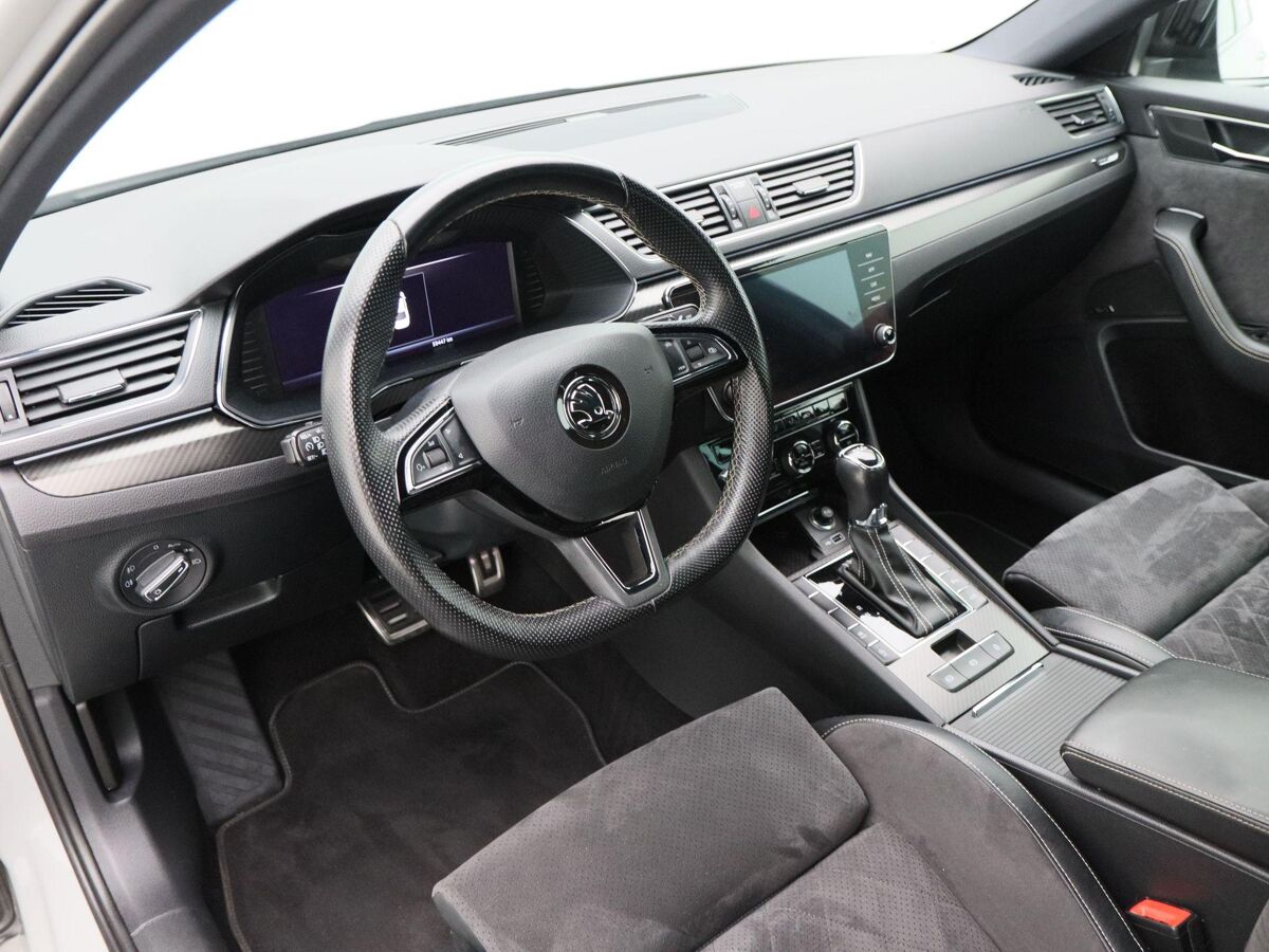 Škoda Superb 1.5 TSi 150 Pk Automaat Sportline Business | Full LED | Navigatie | Trekhaak | Canton Audio | 19 Inch | Steel Grey | Privacy Glass | 59.445 Km!!