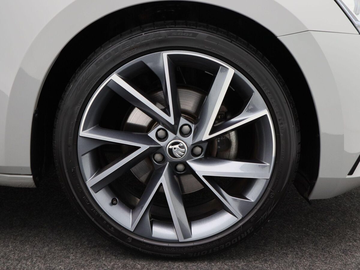 Škoda Superb 1.5 TSi 150 Pk Automaat Sportline Business | Full LED | Navigatie | Trekhaak | Canton Audio | 19 Inch | Steel Grey | Privacy Glass | 59.445 Km!!