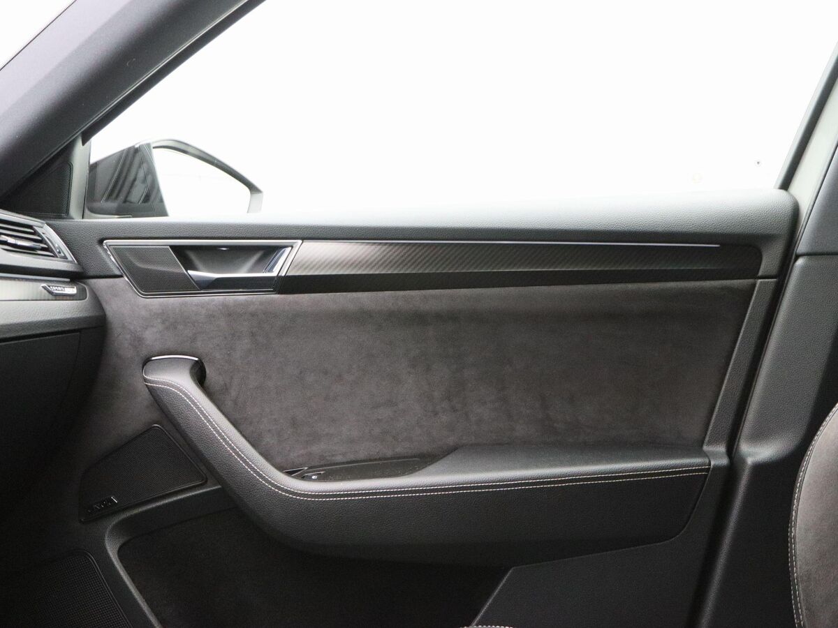 Škoda Superb 1.5 TSi 150 Pk Automaat Sportline Business | Full LED | Navigatie | Trekhaak | Canton Audio | 19 Inch | Steel Grey | Privacy Glass | 59.445 Km!!