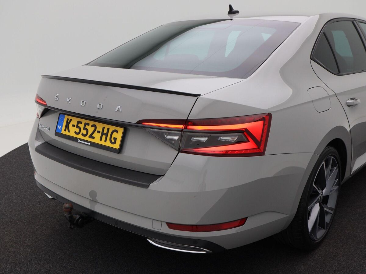 Škoda Superb 1.5 TSi 150 Pk Automaat Sportline Business | Full LED | Navigatie | Trekhaak | Canton Audio | 19 Inch | Steel Grey | Privacy Glass | 59.445 Km!!