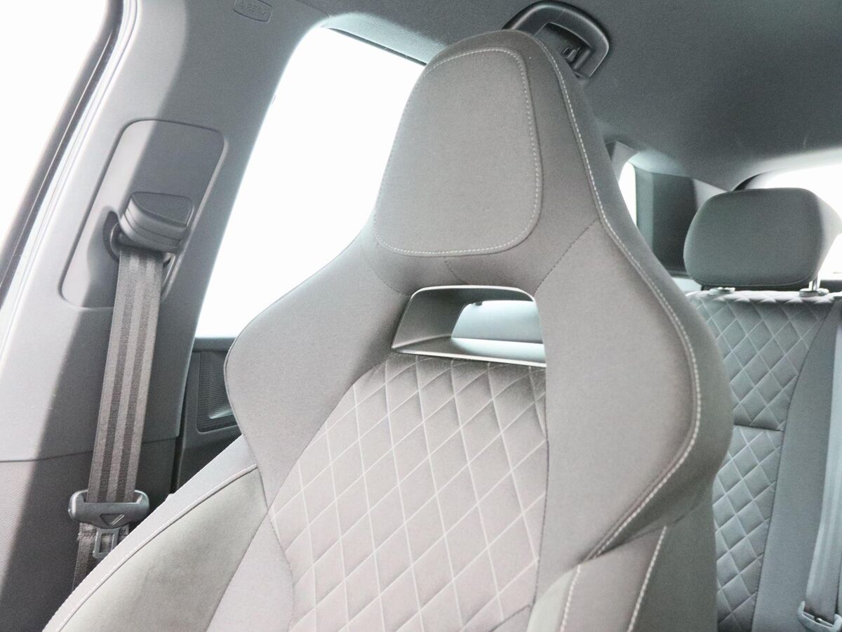 Škoda Kamiq 1.0 TSi 115 Pk Automaat Sport Business | Adaptive Cruise | Climate Control | 17 Inch | Stoelverwarming | Carplay | 71.134 Km!!