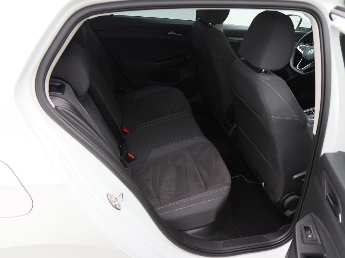 Volkswagen Golf 1.5 eTSi 150 Pk Automaat Style | Full LED | Panoramadak | Trekhaak | 18 Inch | Navigatie | Camera | Privacy Glass | 94.518 Km!!