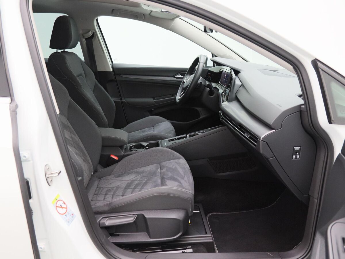 Volkswagen Golf 1.5 eTSi 150 Pk Automaat Style | Full LED | Panoramadak | Trekhaak | 18 Inch | Navigatie | Camera | Privacy Glass | 94.518 Km!!