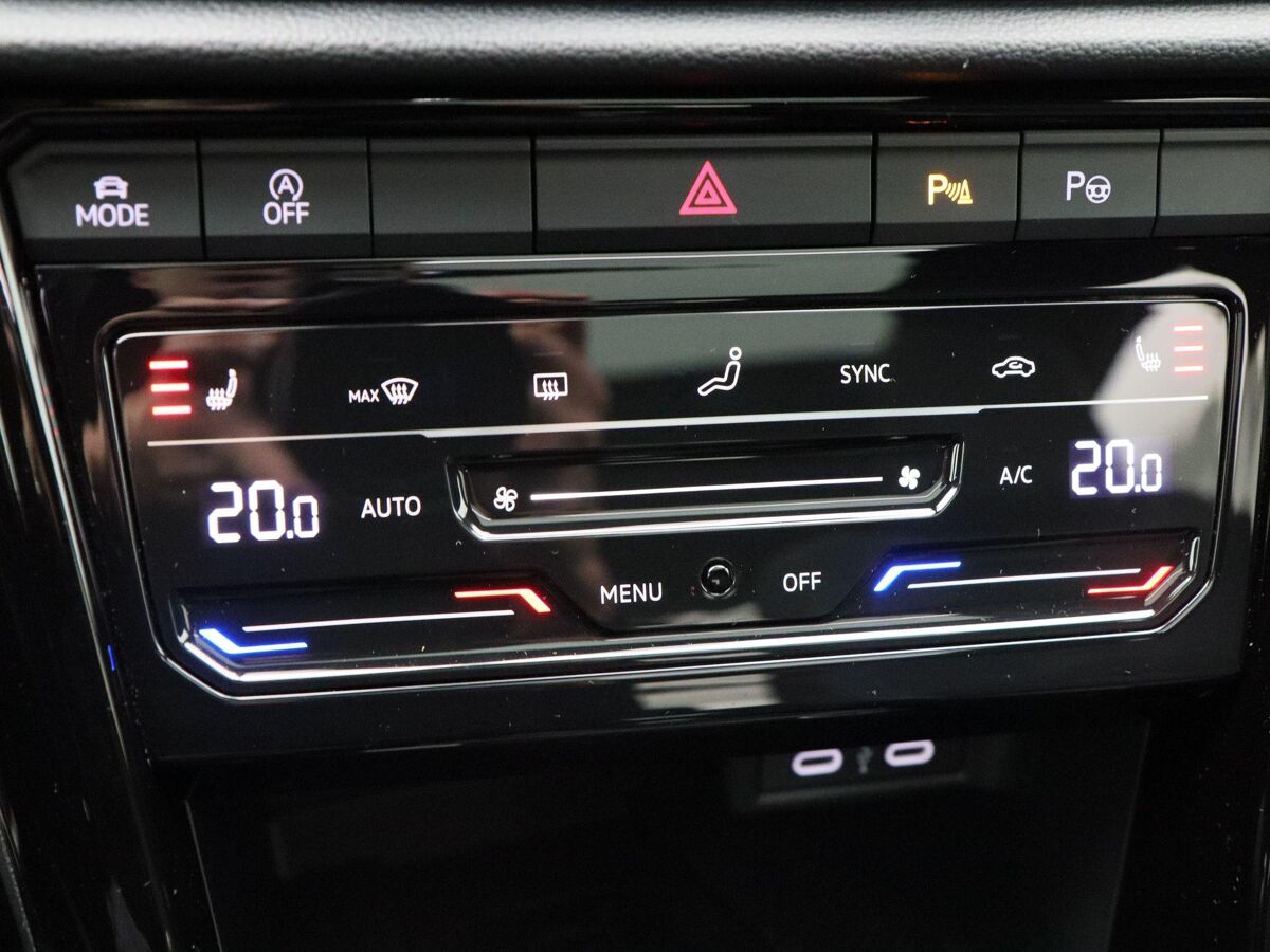 Volkswagen T-Roc 1.5 TSi 150 Pk Automaat R-Line Business | Full LED | Black Style | Panoramadak | Navigatie | Stoelverwarming | Camera | 18 Inch | 22.475 Km!!