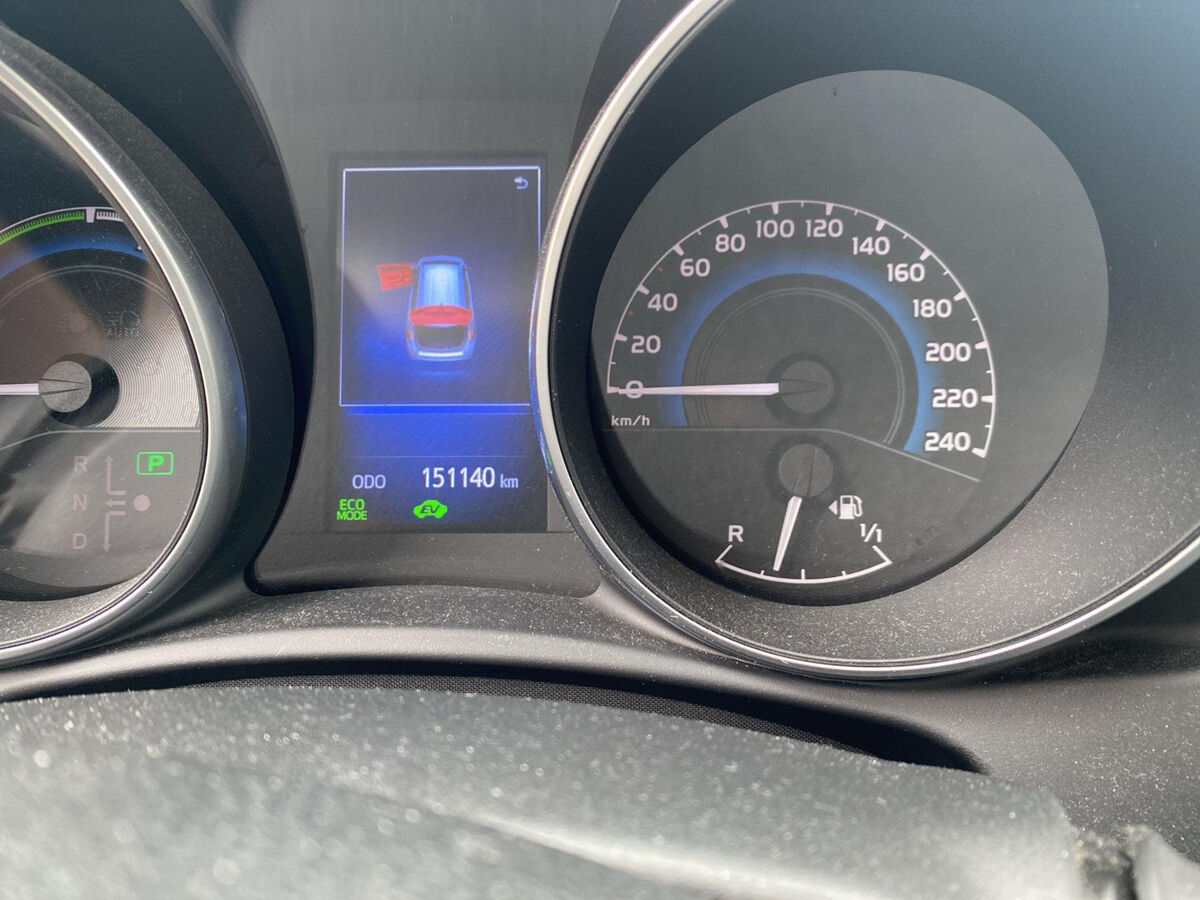 Toyota Auris Touring Sports 1.8 Hybrid Black Edition | Poetsbeurt volgt |