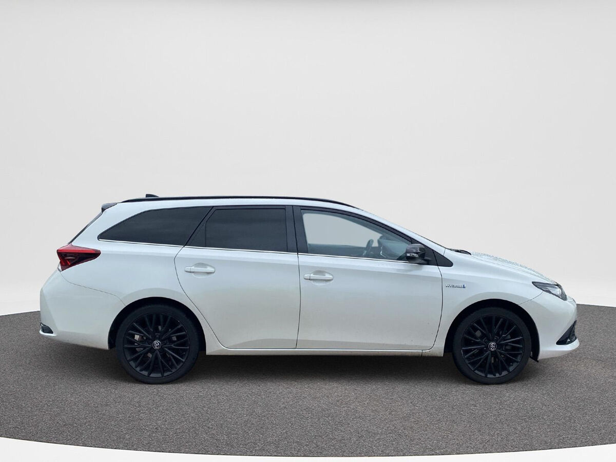 Toyota Auris Touring Sports 1.8 Hybrid Black Edition | Poetsbeurt volgt |