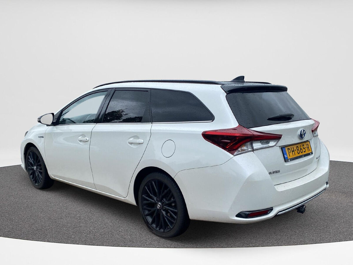 Toyota Auris Touring Sports 1.8 Hybrid Black Edition | Poetsbeurt volgt |