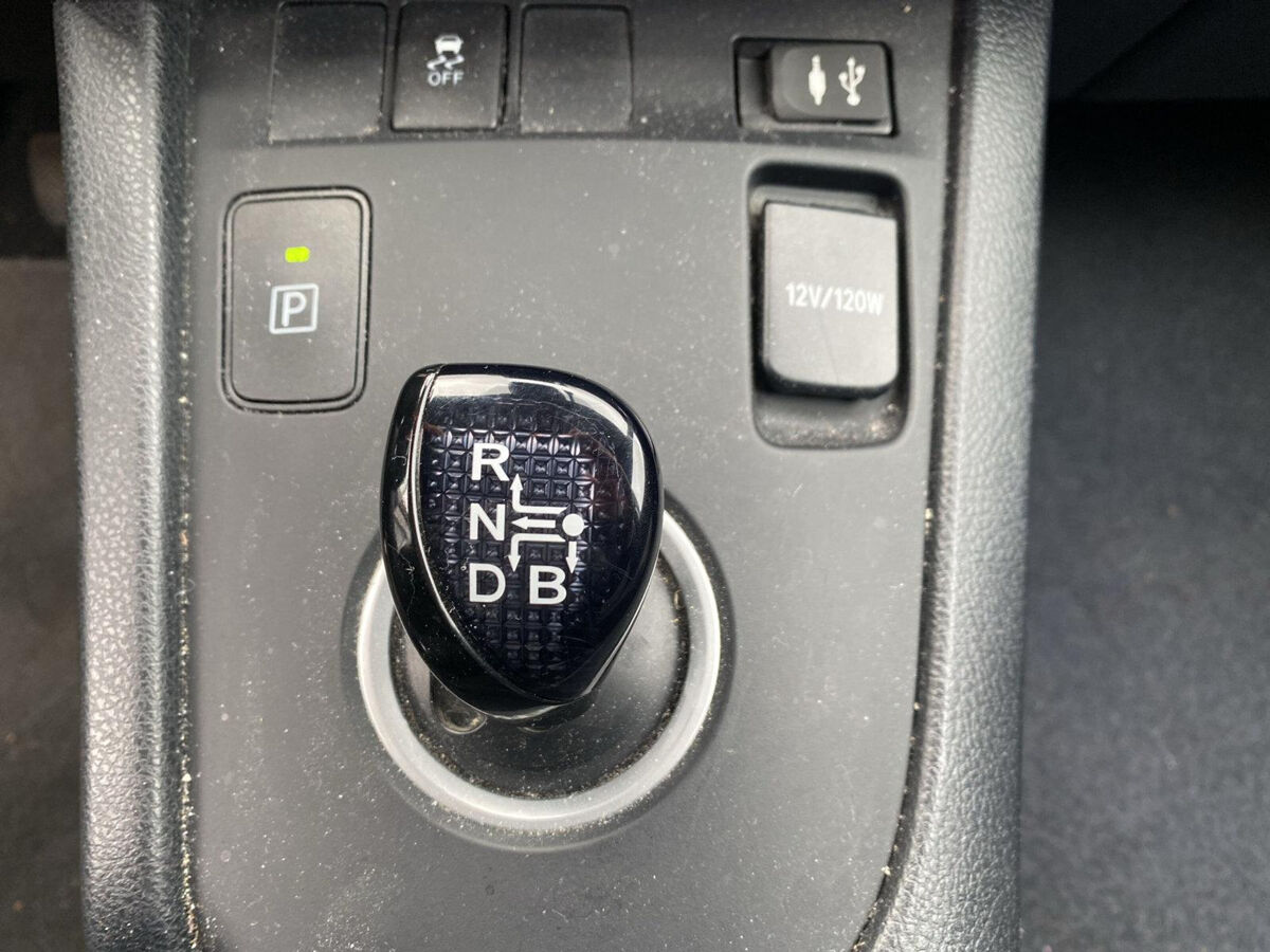 Toyota Auris Touring Sports 1.8 Hybrid Black Edition | Poetsbeurt volgt |