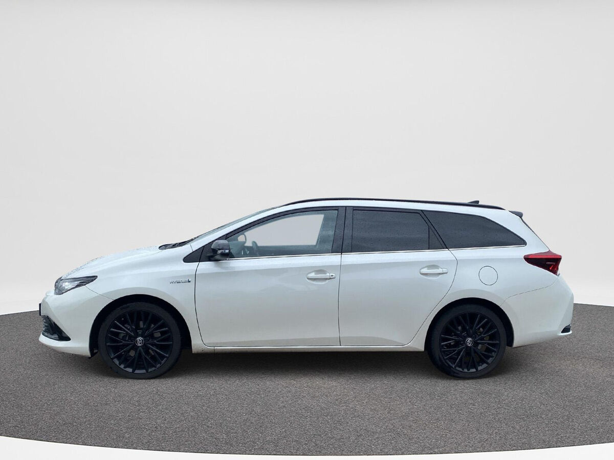 Toyota Auris Touring Sports 1.8 Hybrid Black Edition | Poetsbeurt volgt |